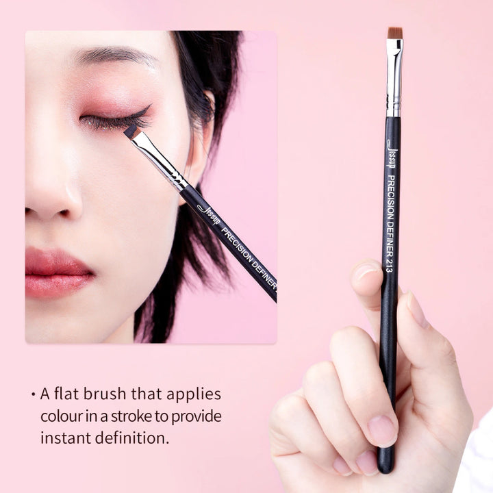 Precision Eyeliner Brush for Flawless Definition